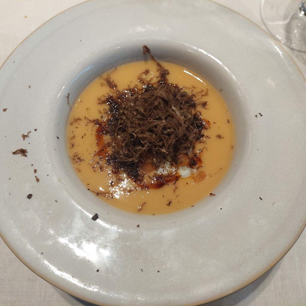 caldo de garbanzos, huevo poché, panes fritos y coronado con trufa Granja Elena Barcelona