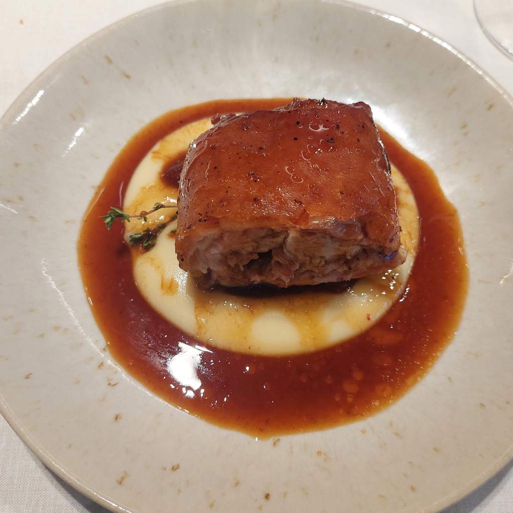 Cochinillo confitado y asado al vino rancio Granja Elena Barcelona