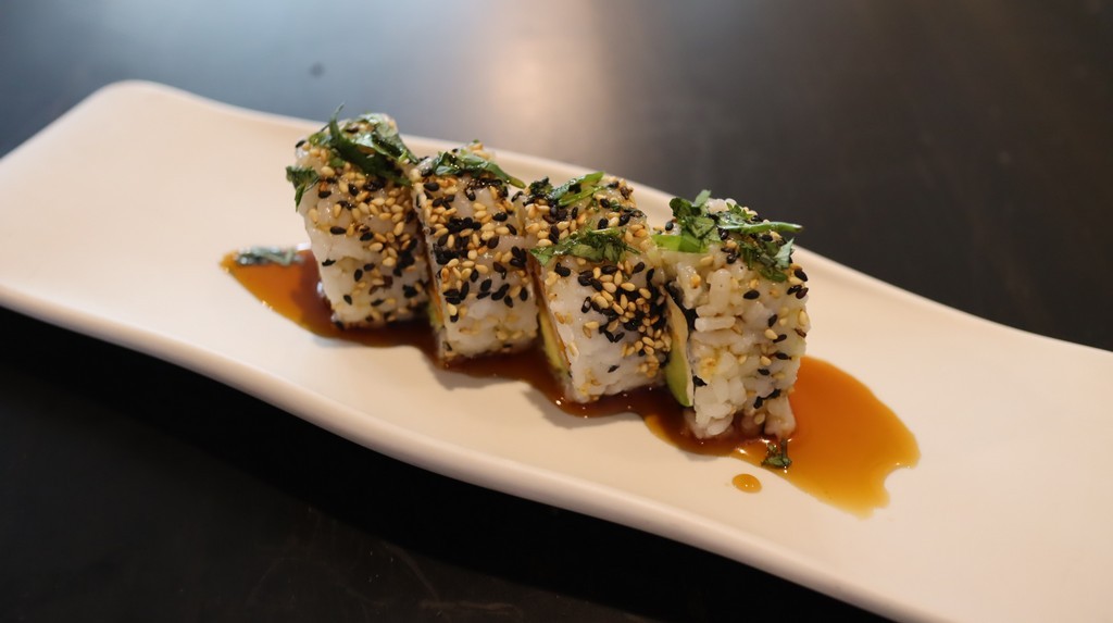Maki de Pollo y Aguacate con Salsa Huancaína Ahumada