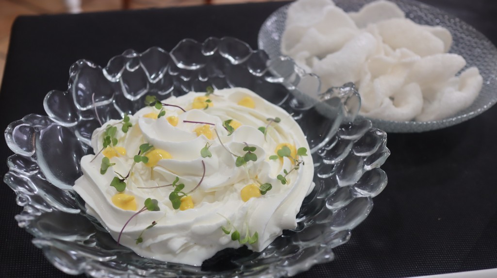 Brandada de bacalao en tinta con espuma de ajo negro