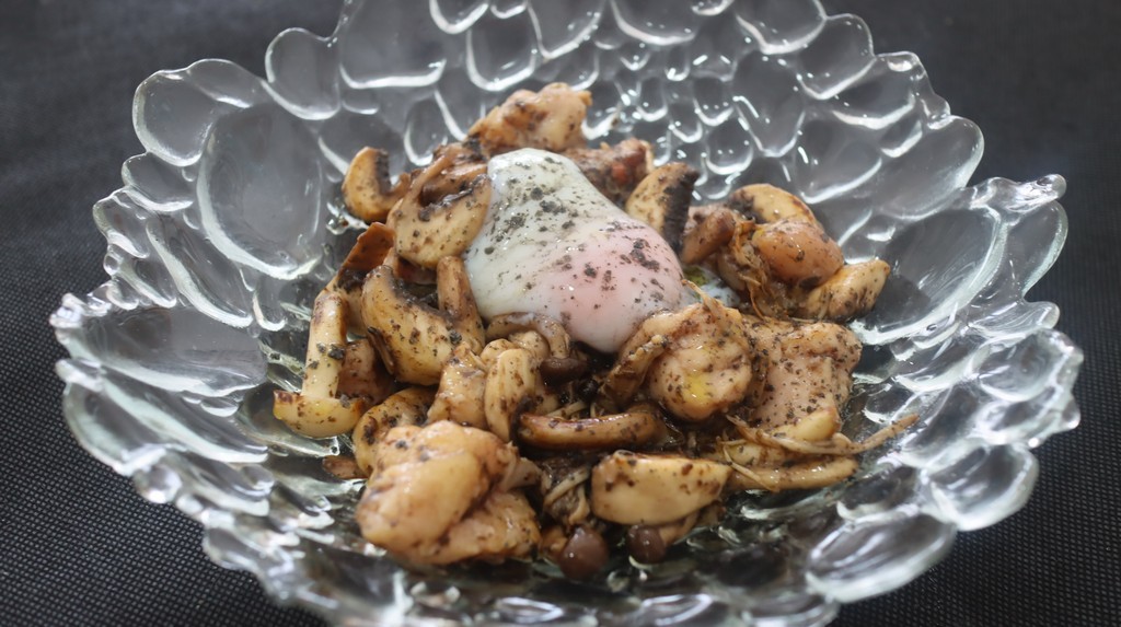 Mollejas con setas y huevo poché a la mantequilla de trufa