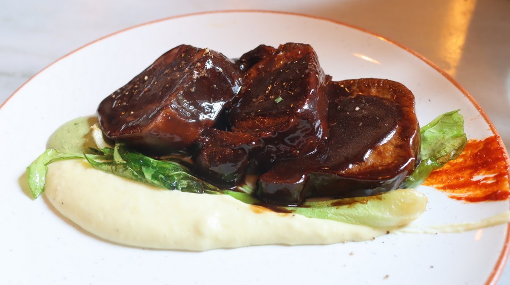Lengua estofada en salsa Bourguignonne con puré de apionabo