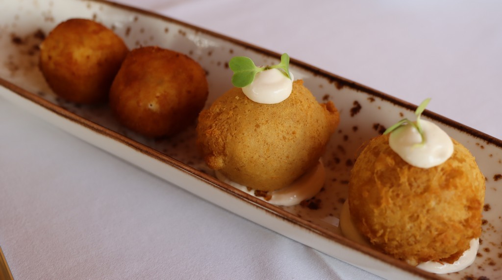 Croquetas de Cecina IGP León, Buñuelos cremosos de bacalao con alioli La Antigua