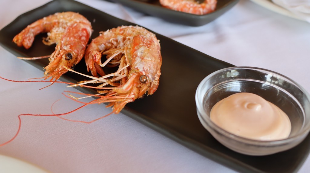 Gambones fritos con salsa rosa