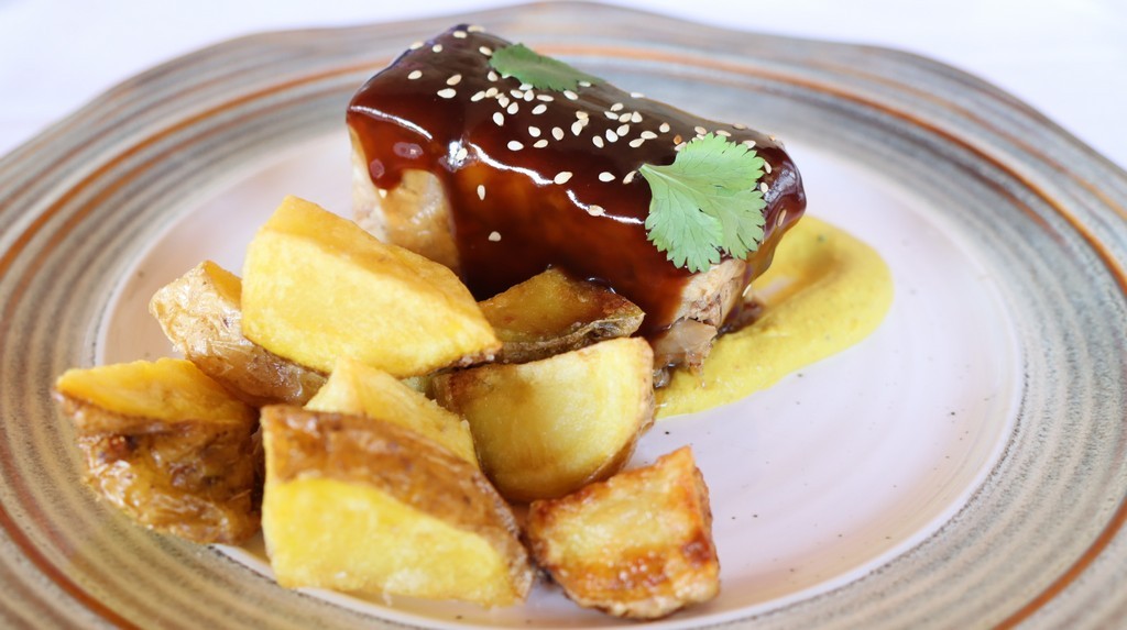 Costilla de cerdo Teriyaki con hummus y curry
