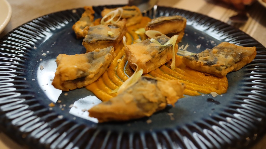 La caballa (o sarda) en adobo con crema de zanahoria