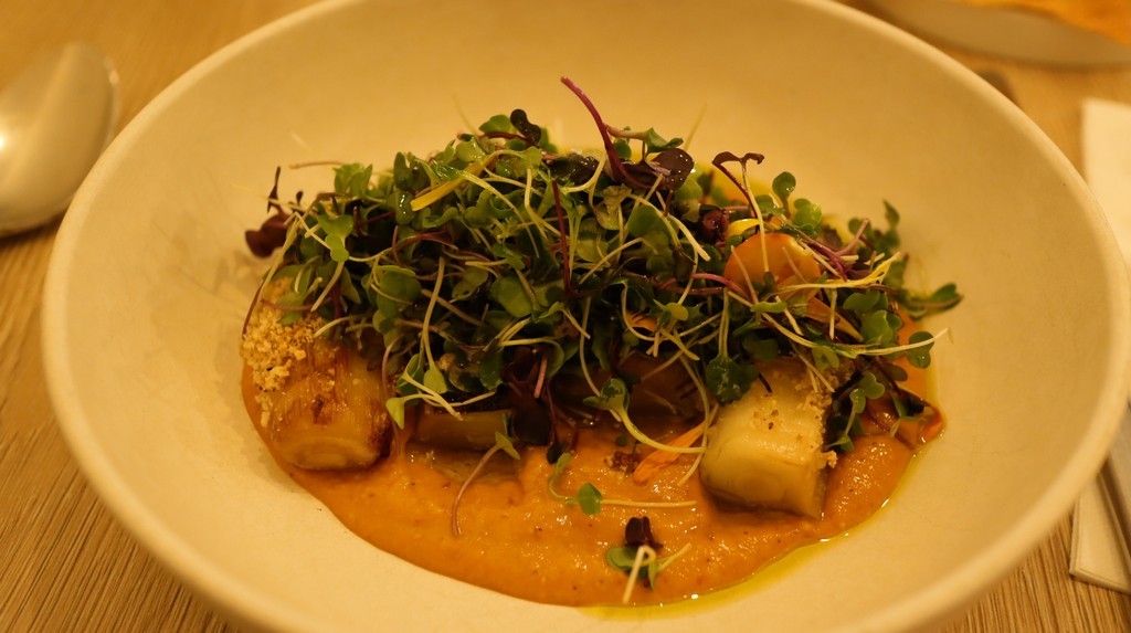 Puerros confitados con salsa romesco 