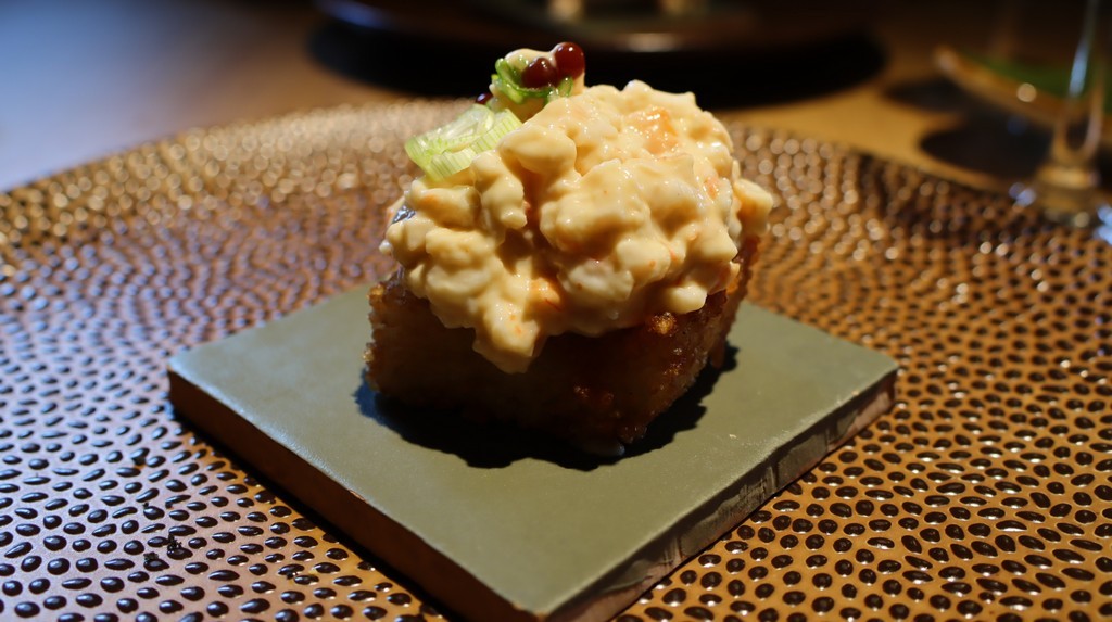 arroz frito con tartar de langostinos y esferas de chipotle