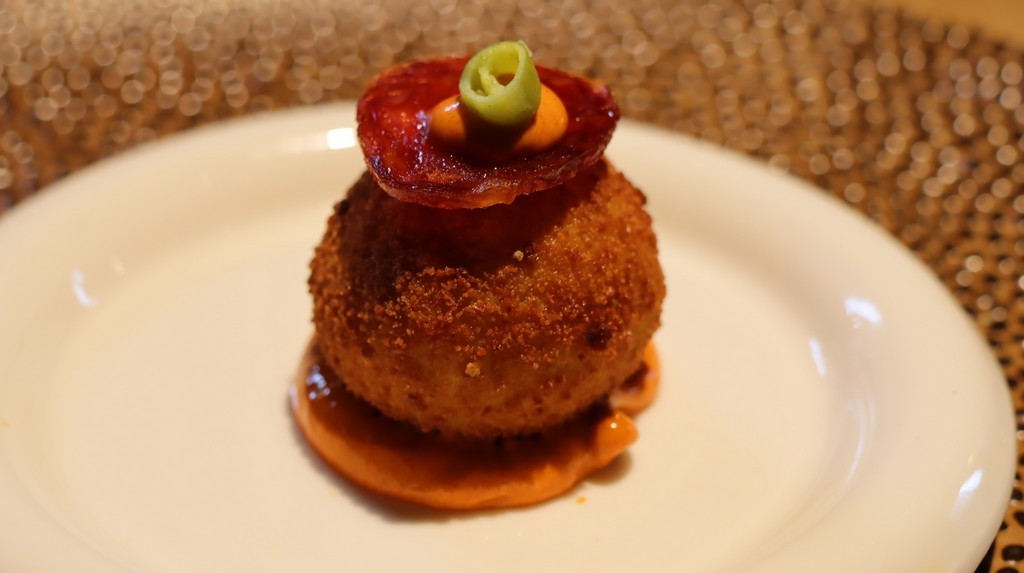 croqueta de costilla con emulsión de piparra y chorizo