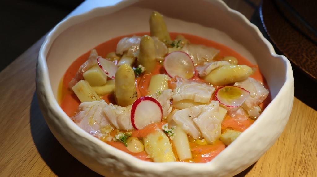 espárragos con salmorejo de fresa y corbina