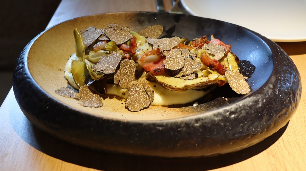 alcachofas con trufa de verano y papada crujiente