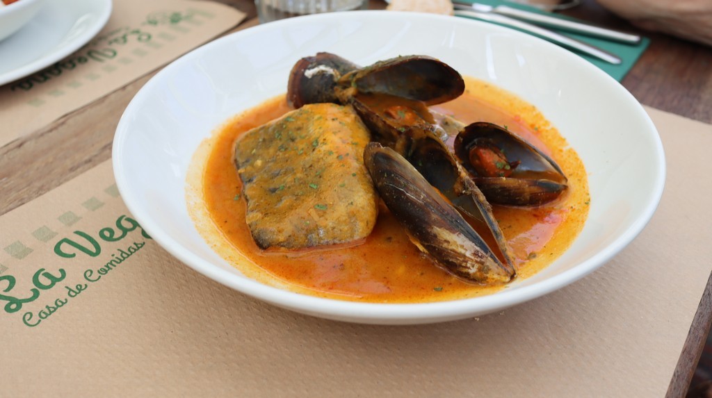 merluza en una suave salsa de mejillones