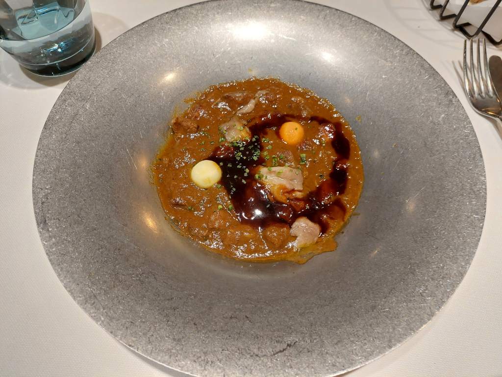 boeuf bourguignon con tuétano asado
